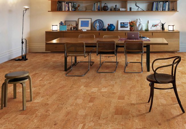 Parquet y Revestimientos de Corcho Natural Sala con mesa y sillas, iluminación suave y suelo de madera clara.